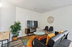 CozySuites - 1BR with Direct Skybridge Access #4
